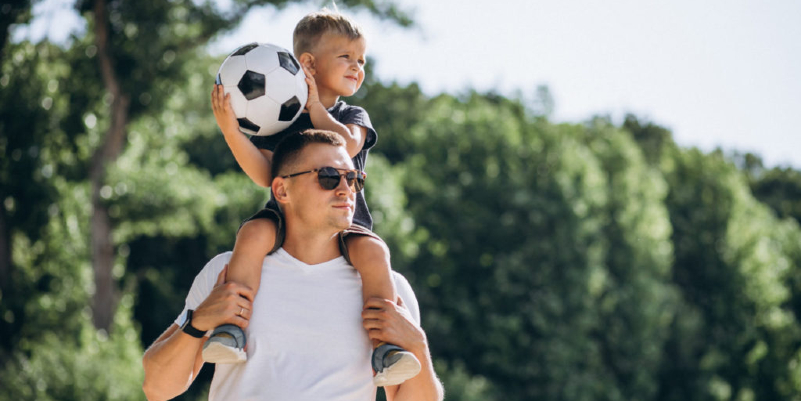 Niño sobre los hombros de su padre
